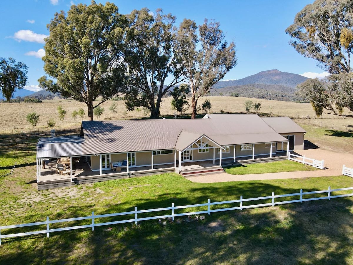 Merrigums country property with mountain views in Merrijig